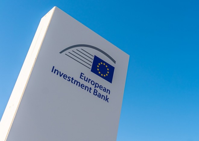 ​Skupina EIB poskytla v ČR v roce 2025 téměř 2 miliardy eur na železniční dopravu, energetické sítě a podporu bydlení