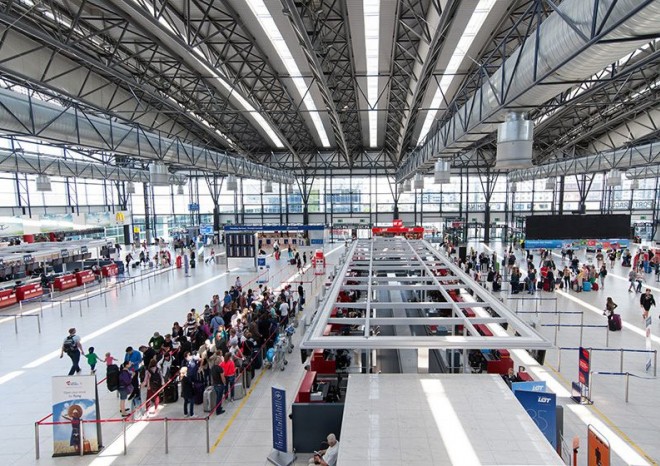 Pražské letiště v létě odbaví o 13 procent více lidí než loni, potíže s kufry nejsou