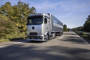 ​Dachser nasadí první nákladní vozidla nové generace na kapalný vodík od Daimler Truck