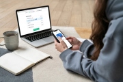 ​Skip Pay v aplikaci nabízí bezpečné placení, rozložení nákupu na třetiny i půjčku až 100 000 korun