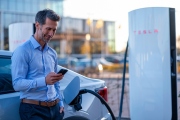 ​Zákazníci DKV Mobility mají nově přístup k 10 000 dobíjecím stanicím Tesla Supercharger