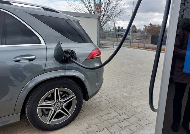 ​Nabíječky elektromobilů dodávají rekordní objem energie, letos už překonaly celý loňský rok