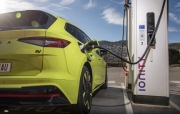 ​Automobilový průmysl je proti ukončení bezplatného parkování elektromobilů v Praze