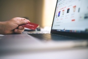 ​Lidé v e-shopech vyhledávají nejvíce knihy a léky, móda a luxus jsou až na posledním místě