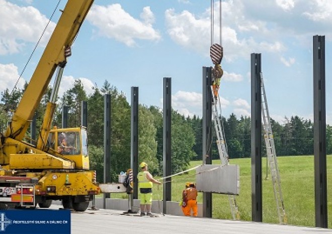 ​ŘSD postaví na D1 podél obce Hulice protihlukovou stěnu