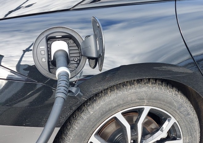 ​Studie DKV Mobility: Firmy chtějí více elektromobilů, čelí však rostoucím nákladům